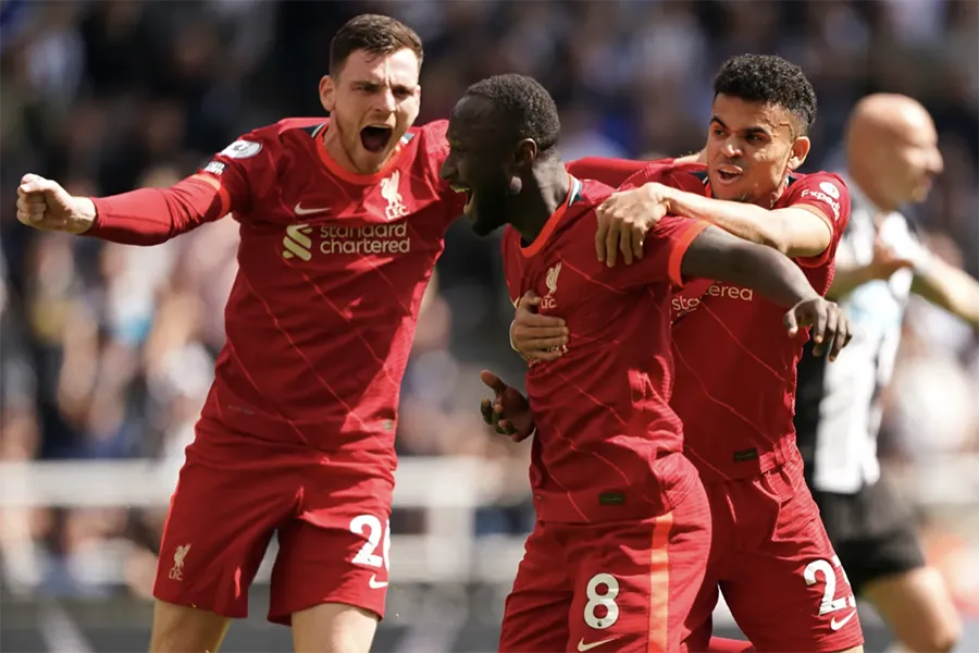 Các cầu thủ Liverpool ăn mừng bàn thắng của Keita. ẢNH: SUN SPORTS Các cầu thủ Liverpool ăn mừng bàn thắng của Keita. ẢNH: SUN SPORTS