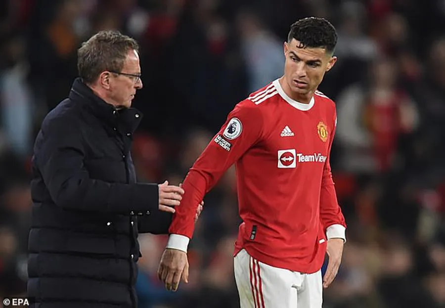Rangnick mong muốn Ten Hag giữ Ronaldo ở lại Old Trafford. ẢNH: EPA Rangnick mong muốn Ten Hag giữ Ronaldo ở lại Old Trafford. ẢNH: EPA