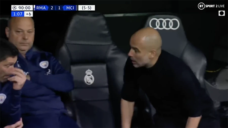 Pep Guardiola thảng thốt trong cabin kỹ thuật trong thời điểm Real Madrid ghi 2 bàn trong 2 phút cuối. ẢNH: BT SPORTS