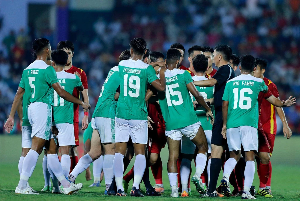 Trận đấu diễn ra quyết liệt trong nhiều thời điểm. ẢNH: ANH PHƯƠNG