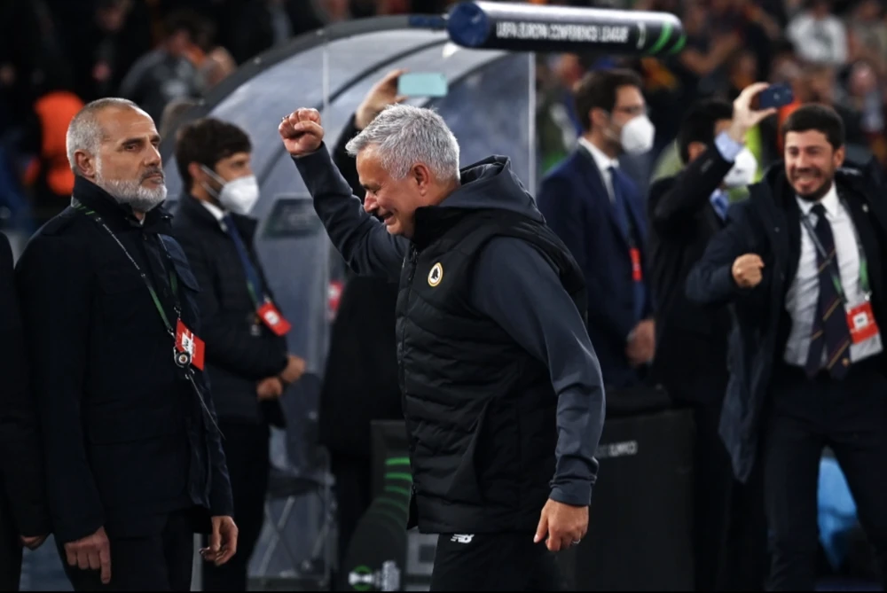 Mourinho xúc động rơi nước mắt. ẢNH: GETTY