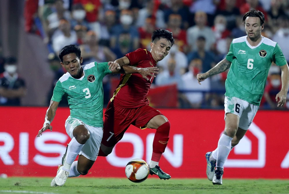 Indonesia rất cố gắng nhưng cũng không thể ngăn cản được "bước chạy" của U-23 Việt Nam. ẢNH: ANH PHƯƠNG Indonesia rất cố gắng nhưng cũng không thể ngăn cản được "bước chạy" của U-23 Việt Nam. ẢNH: ANH PHƯƠNG