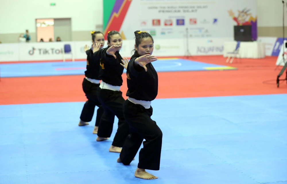 Nguyễn Thị Thu Hà - Nguyễn Thị Huyền - Vương Thị Bình trong phần thi Quyền biểu diễn đồng đội nữ môn Pencak Silat. ẢNH: ANH PHƯƠNG