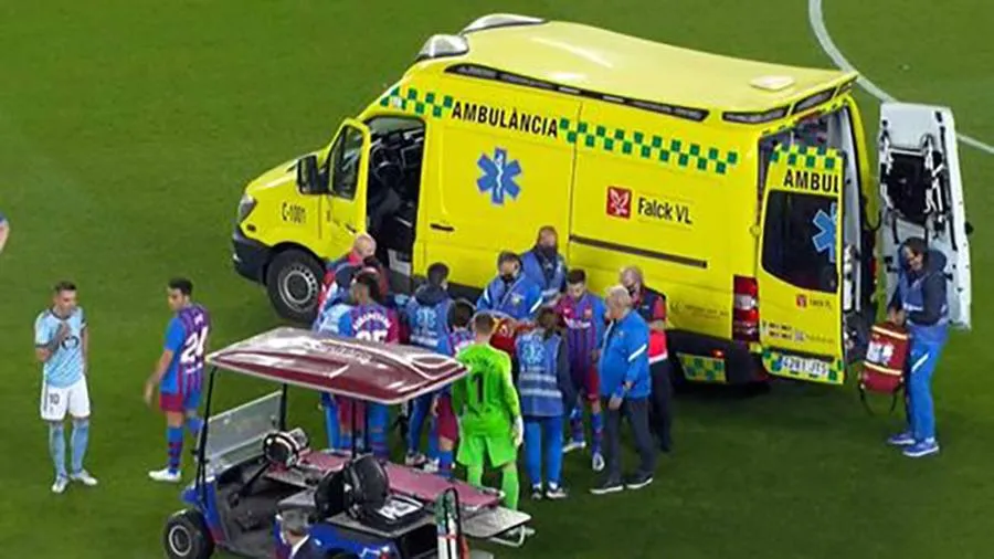 Ronald Araujo được đưa lên xe cứu thương rời sân Nou Camp đến bệnh viện điều trị. ẢNH: GETTY