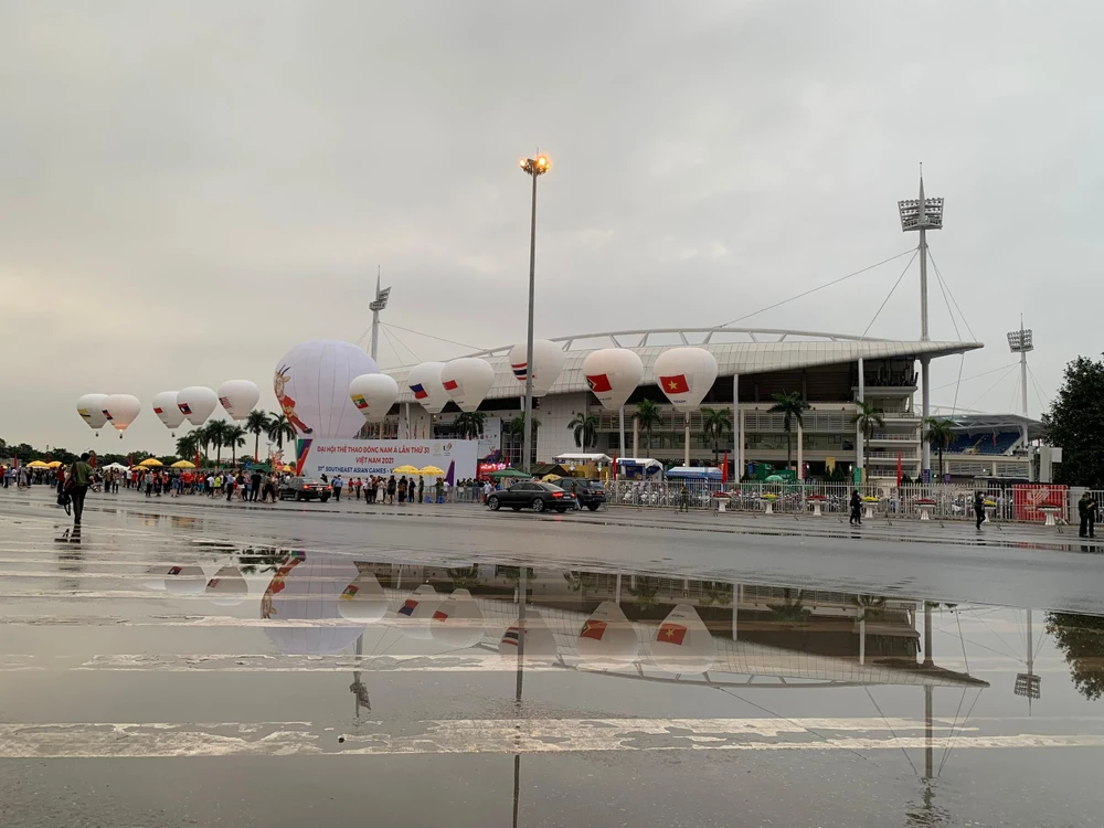 Nước mưa đọng bên ngoài sân Mỹ Đình. ẢNH: ANH PHƯƠNG