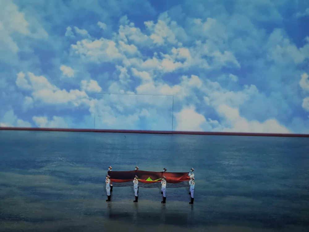 Quốc ca Việt Nam vang lên bên trong sân Mỹ Đình.