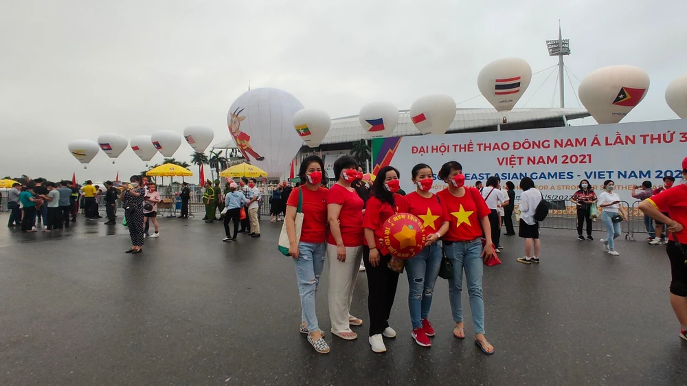 Các CĐV cùng nhau chụp tấm ảnh lưu niệm trước khi vào sân Mỹ Đình. ẢNH: ANH PHƯƠNG