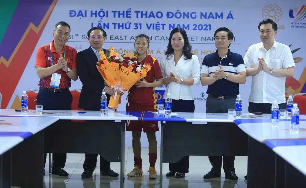 VFF cũng thưởng cho tuyển nữ Việt Nam 500 triệu đồng. ẢNH: THANH XUÂN - VFF