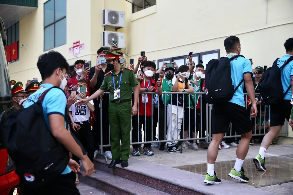 HLV Park Hang-seo và các cầu thủ U-23 Việt Nam đã xuống xe buýt vào sân Việt Trì. ẢNH: ANH DUY