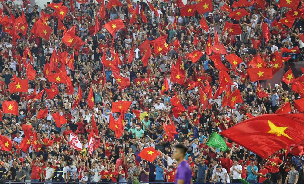 Các CĐV nhuộm đỏ sân Việt Trì cổ vũ cuồng nhiệt cho U-23 Việt Nam. ẢNH: ANH PHƯƠNG Các CĐV nhuộm đỏ sân Việt Trì cổ vũ cuồng nhiệt cho U-23 Việt Nam. ẢNH: ANH PHƯƠNG