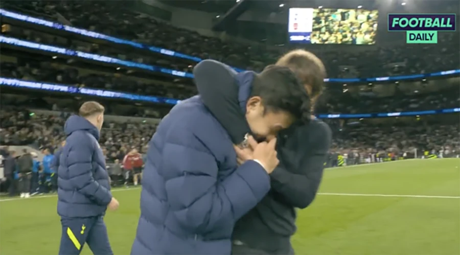 Conte ôm cổ bá vai Son Heung-min an ủi sau trận đấu. ẢNH: SKY SPORTS