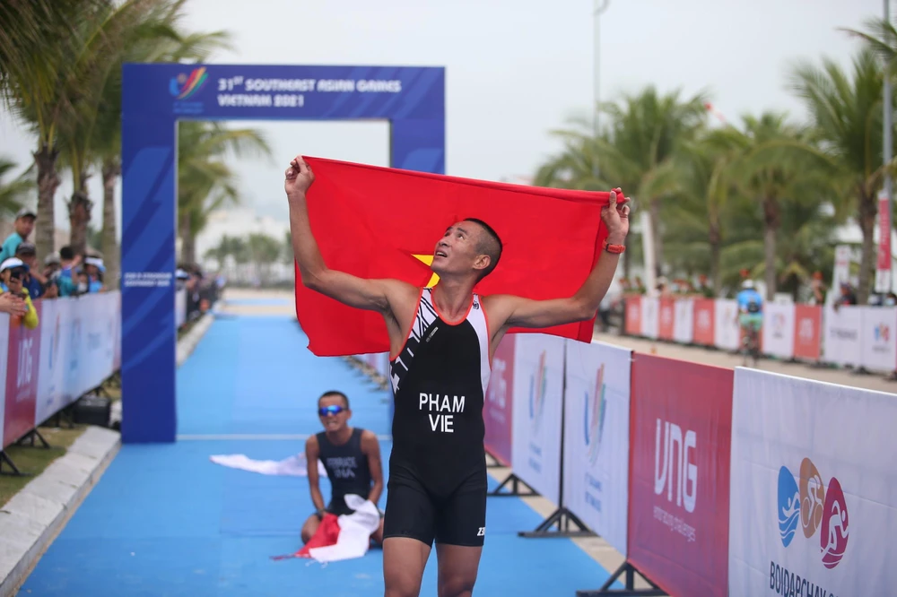 Tiến Sản giành HCV trong sự tiếc nuối của VĐV Indonesia. ẢNH: ANH PHƯƠNG