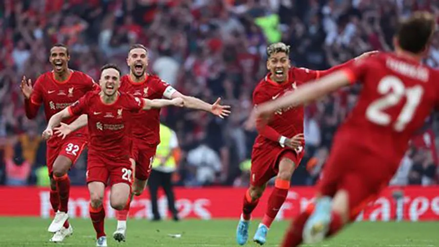 Liverpool ăn mừng sau khi Tsimikas ghi bàn quyết định. ẢNH: GETTY