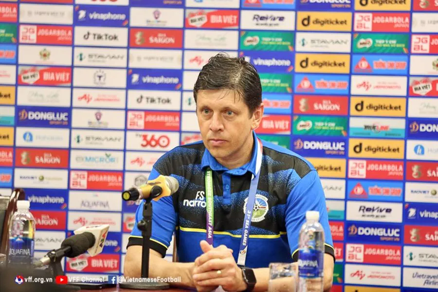 HLV Fabio Joaquim Maciel Da Silva của U-23 Đông Timor trong buổi họp báo. ẢNH: VFF