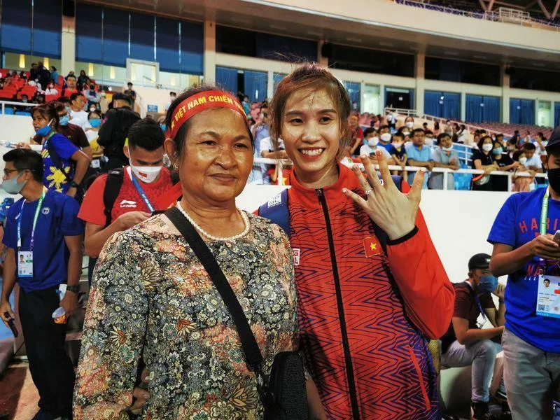 Phương Trinh khoe nhẫn cưới. ẢNH: BTC SEA GAMES 31 Phương Trinh khoe nhẫn cưới. ẢNH: BTC SEA GAMES 31