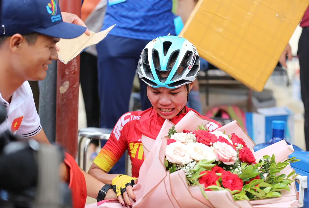 Như Quỳnh bên bó hoa được chồng tặng sau khi giành chiến thắng. ẢNH: ANH ĐỒNG