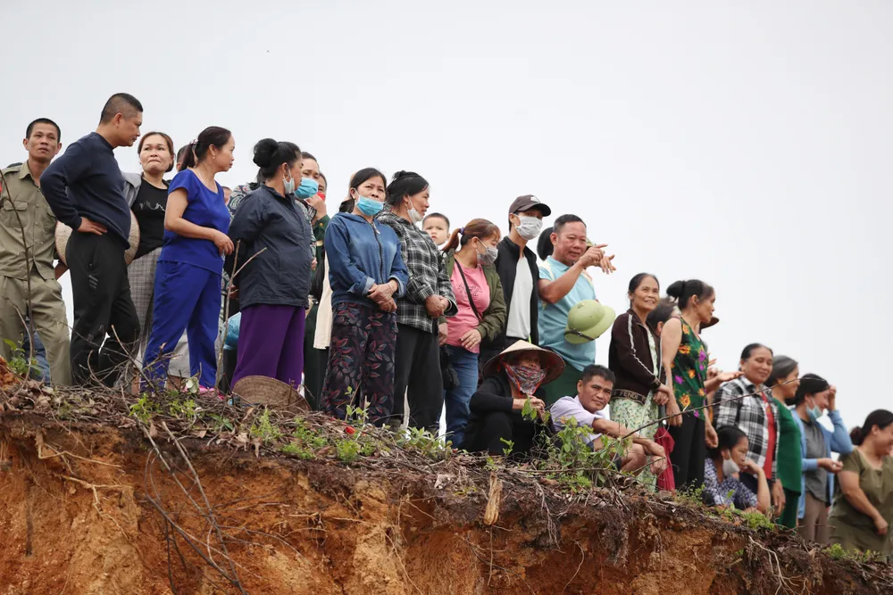 Người dân xem các tay đua thi đấu. ẢNH: ANH ĐỒNG