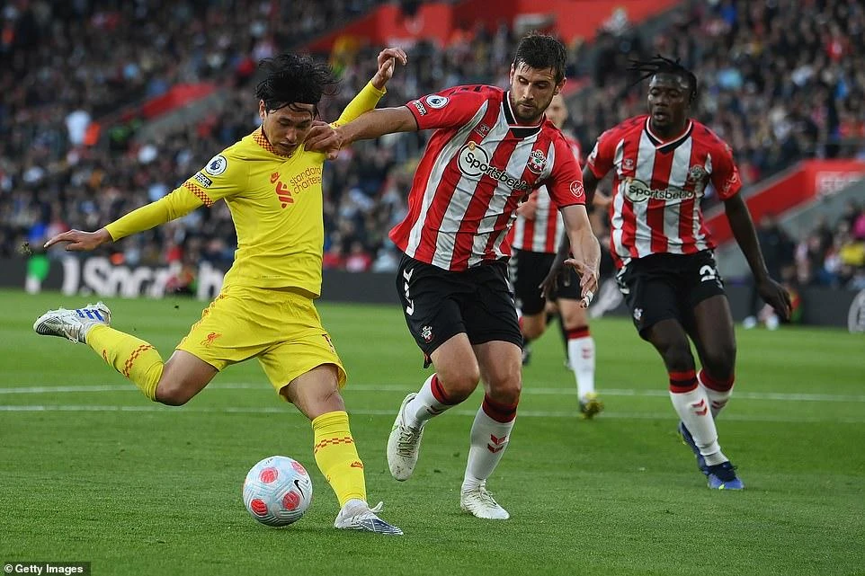 Minamino vung chân sút cháy lưới Southampton gỡ hòa 1-1 cho Liverpool. ẢNH: GETTY