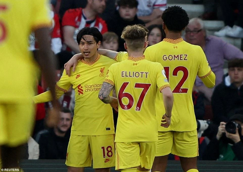 Với 2 lần ăn mừng bàn thắng, Liverpool tiếp tục đua vô địch Premier League với Man City đến vòng cuối cùng. ẢNH: GETTY, REUTERS