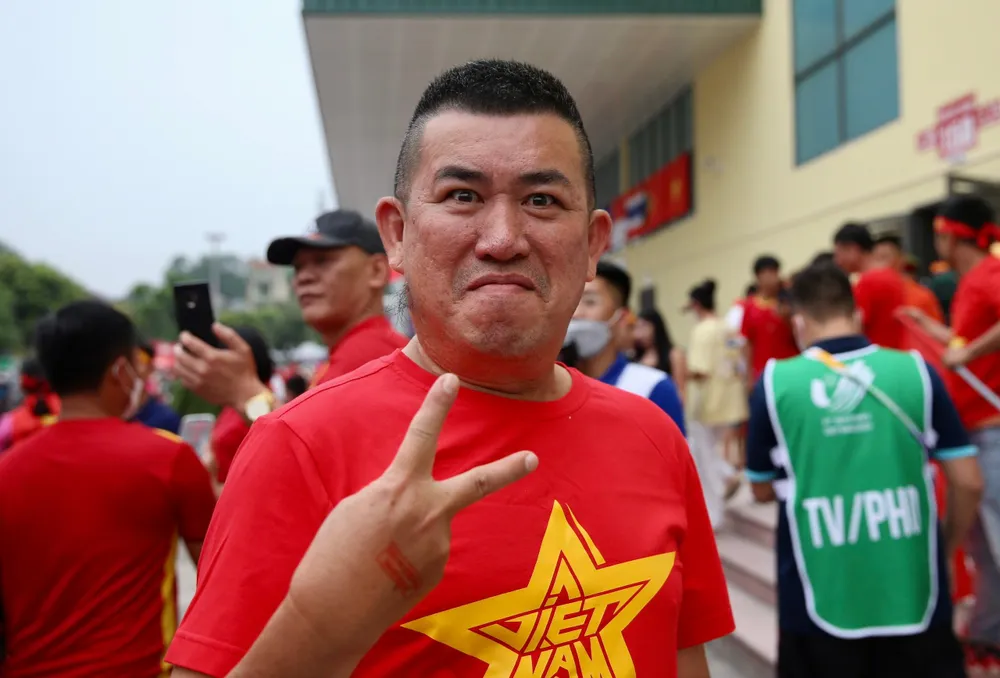 Diễn viên Nhật Cường cũng đến sân Việt Trì cổ vũ cho U-23 Việt Nam. ẢNH: ANH DUY Diễn viên Nhật Cường cũng đến sân Việt Trì cổ vũ cho U-23 Việt Nam. ẢNH: ANH DUY