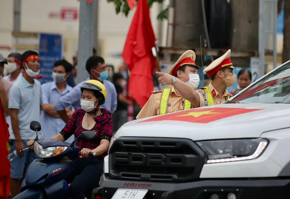 Lực lượng cảnh sát giao thông điều tiết giao thông khu vực xung quanh sân Việt Trì. ẢNH: ANH PHƯƠNG Lực lượng cảnh sát giao thông điều tiết giao thông khu vực xung quanh sân Việt Trì. ẢNH: ANH PHƯƠNG