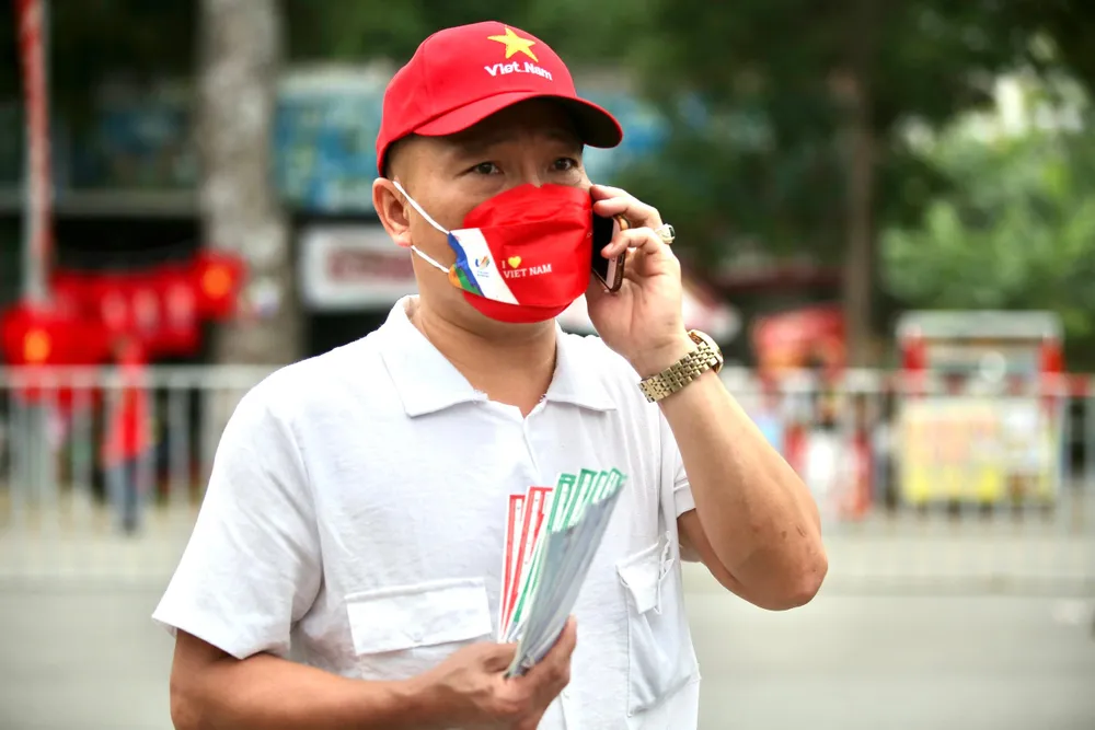 Một người cấp xấp vé trên tay. ẢNH: ANH PHƯƠNG Một người cấp xấp vé trên tay. ẢNH: ANH PHƯƠNG