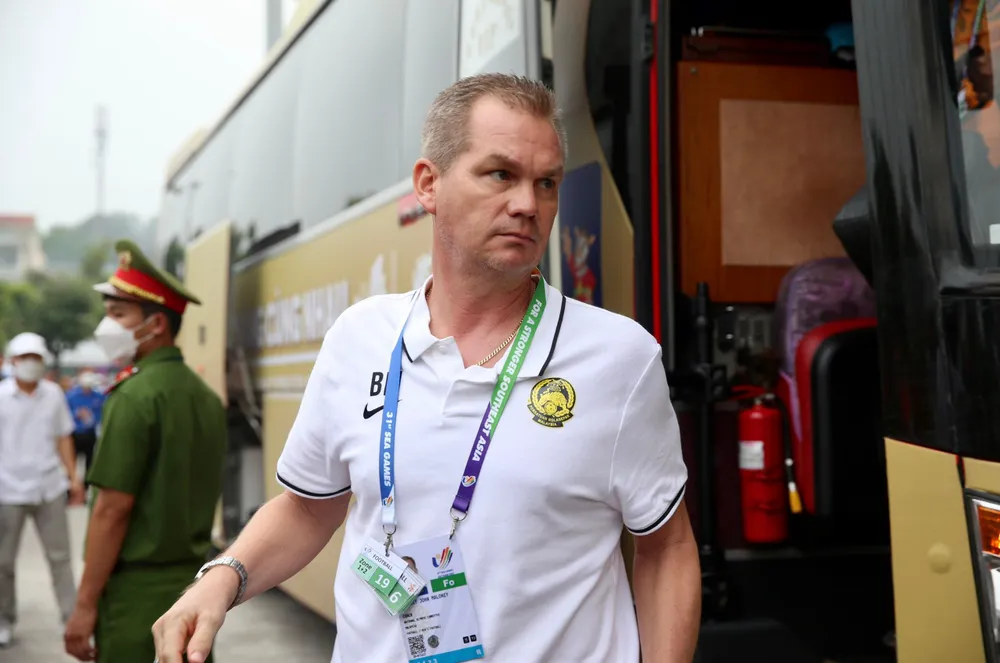 ... Và HLV John Maloney của U-23 Malaysia xuống xe ô tô vào sân Việt Trì. ẢNH: ANH DUY ... Và HLV John Maloney của U-23 Malaysia xuống xe ô tô vào sân Việt Trì. ẢNH: ANH DUY