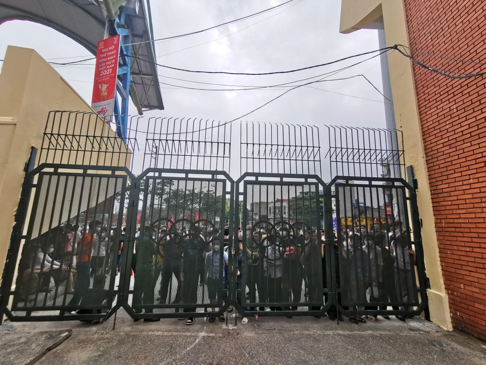 Quá nhiều người quan tâm đến trận Thái Lan - Indonsesia nên nhiều người không được vào vì sân đã chật kín.