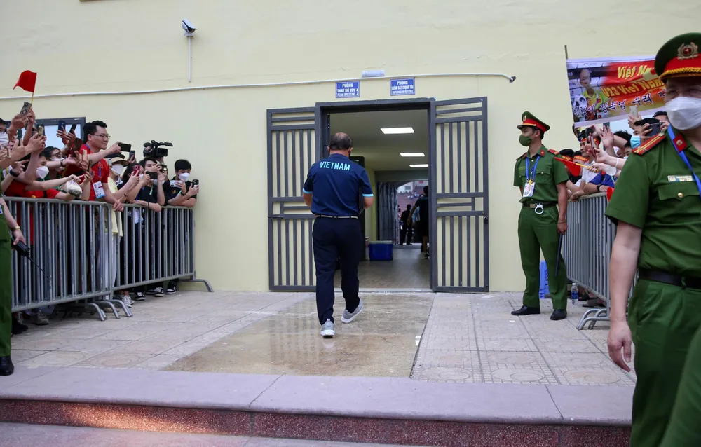 ... và HLV Park Hang-seo rời xe ô tô vào sân Việt Trì. ẢNH: ANH DUY ... và HLV Park Hang-seo rời xe ô tô vào sân Việt Trì. ẢNH: ANH DUY