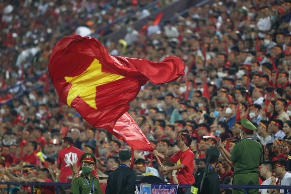 Cờ Việt Nam tung bay trên sân Việt Trì. ẢNH: ANH PHƯƠNG Cờ Việt Nam tung bay trên sân Việt Trì. ẢNH: ANH PHƯƠNG