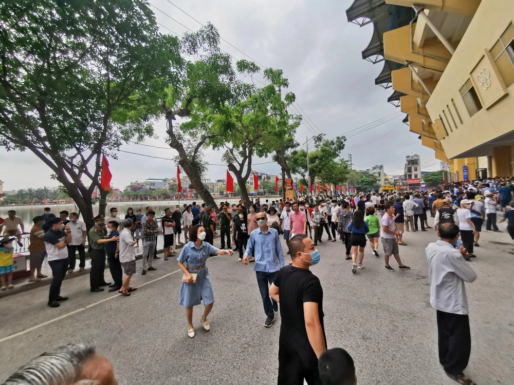 Các CĐV nô nức đến sân Thiên Trường từ trước đó nhiều giờ.