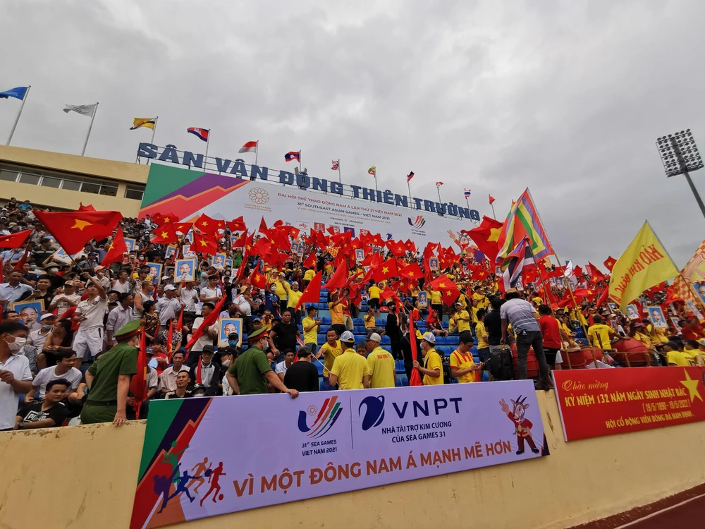 Dù U-23 Việt Nam không thi đấu, nhưng các CĐV vẫn mang cờ đỏ sao vàng vào bên trong sân Thiên Trường.