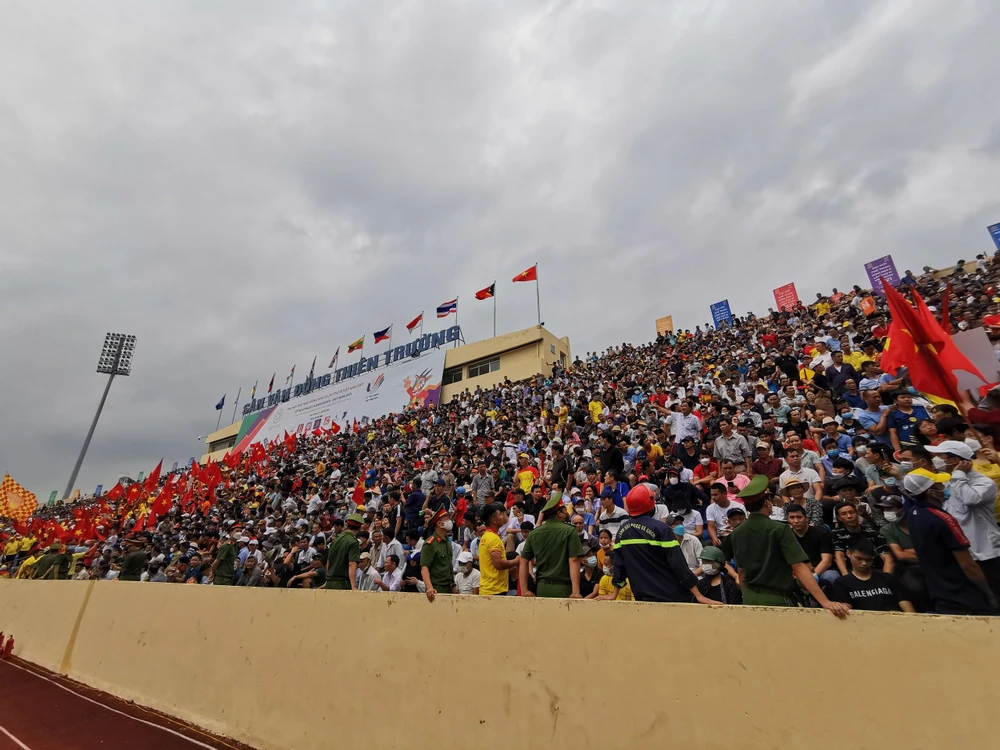 Các CĐV ngồi chật kín sân Thiên Trường.