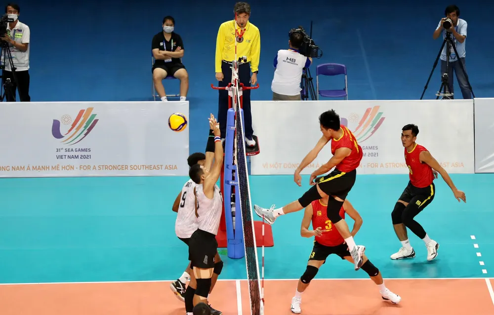 Đội nam Việt Nam ngược dòng thắng đầy ngoạn mục và cảm xúc với tỉ số 15-13 trong sét 5, đồng thời thắng chung cuộc 3-2.
