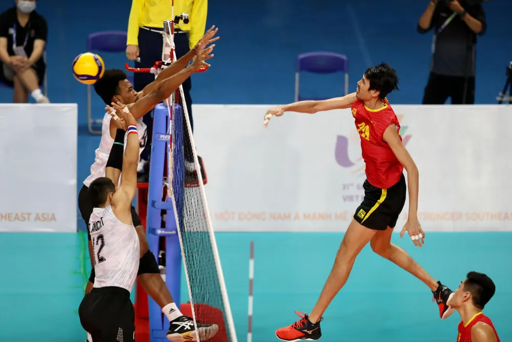 Hưng phấn nhờ màn ngược dòng kịch tính trong hiệp 2, Việt Nam tiếp tục thắng Thái Lan 25-17 trong hiệp ba và lần đầu vươn lên dẫn 2-1.