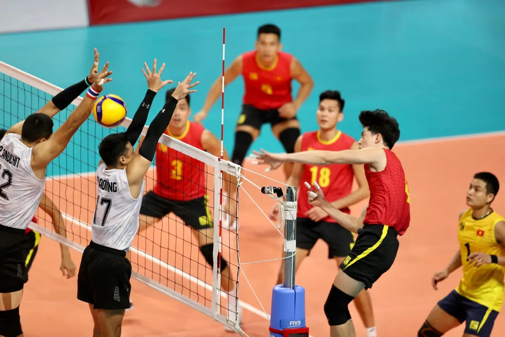 Trong hiệp 2, Việt Nam chơi bùng nổ, dù liên tục bị Thái Lan dẫn điểm nhưng trong giai đoạn cuối, Việt Nam đã lật ngược tình thế và giành chiến thắng nghẹt thở 25-23 để cân bằng tỉ số 1-1.