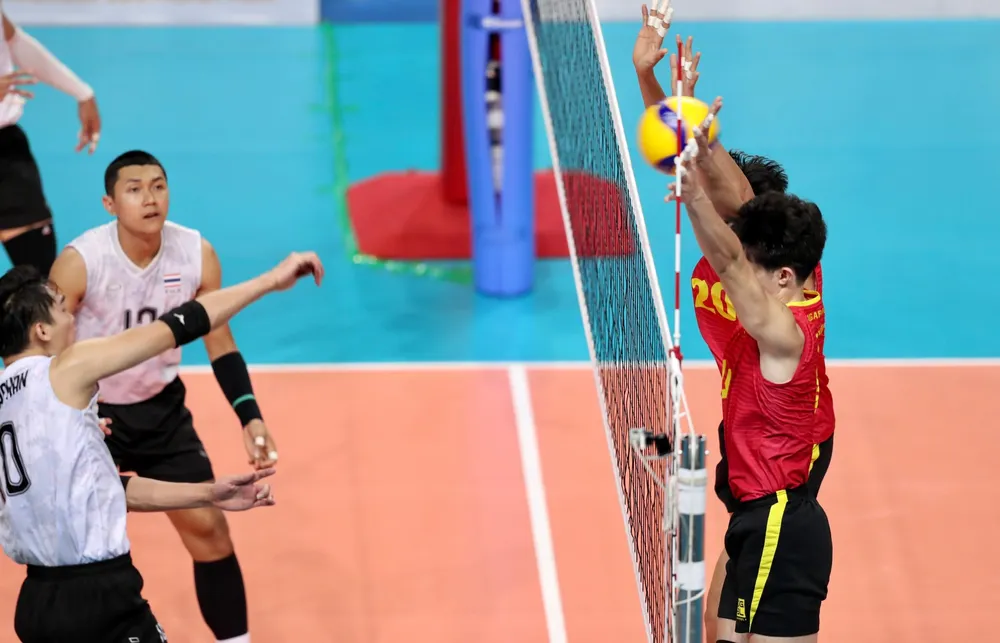 Ván tư, Thái Lan chứng tỏ bản lĩnh của nhà vô địch. Dù bị Việt Nam dẫn điểm ở nhiều thời điểm nhưng Thái Lan vẫn thắng 25-23 để san bằng cách biệt 2-2.