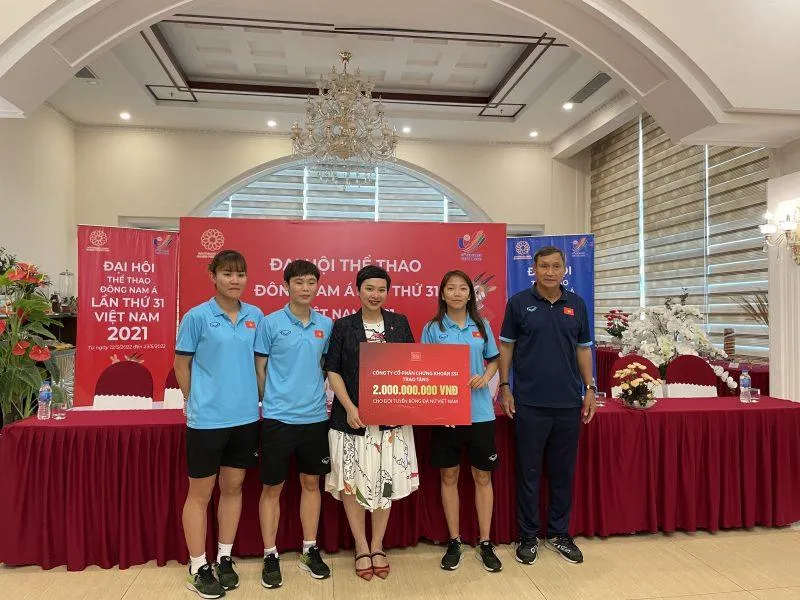 Thầy trò HLV Mai Đức Chung nhận thưởng 2 tỉ đồng từ đại diện công ty SSI. ẢNH: VFF