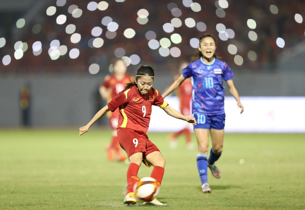 Đội trưởng Huỳnh Như chơi rất hay trên hàng công Việt Nam trong hiệp 1. ẢNH: ANH PHƯƠNG