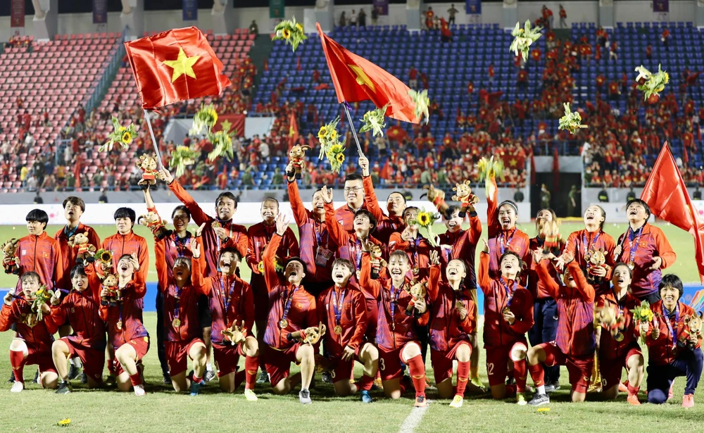 Tuyển nữ Việt Nam ăn mừng chiếc HCV SEA Games 31. ẢNH: ANH PHƯƠNG