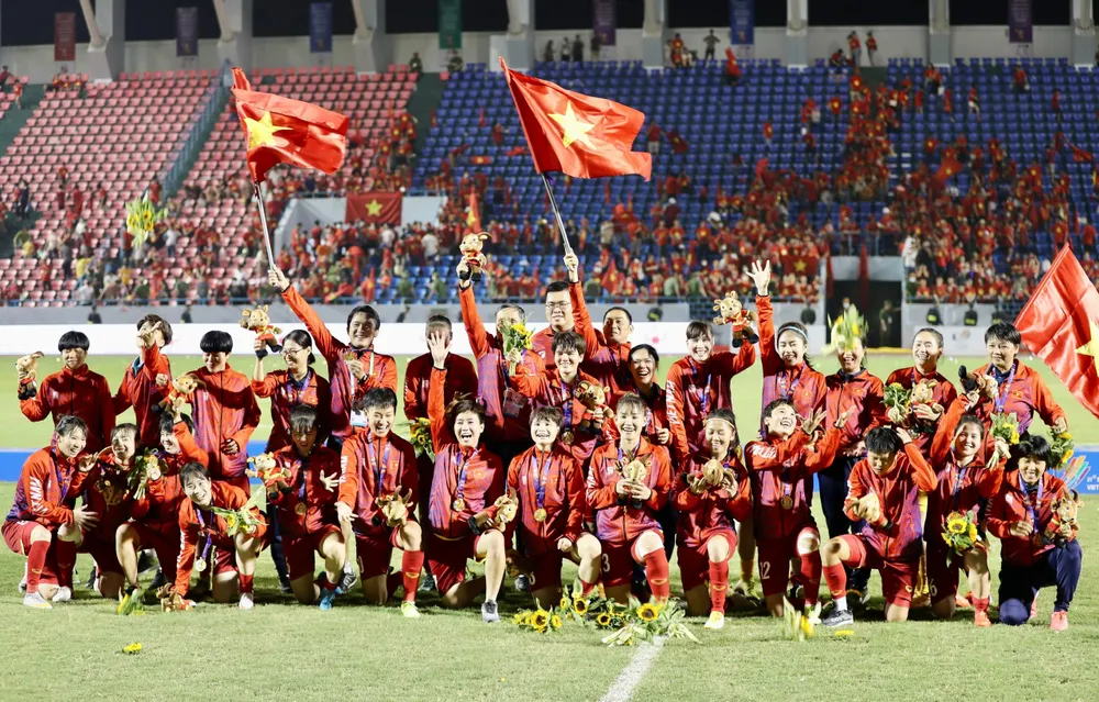 Các nữ cầu thủ Việt Nam chụp ảnh lưu niệm.