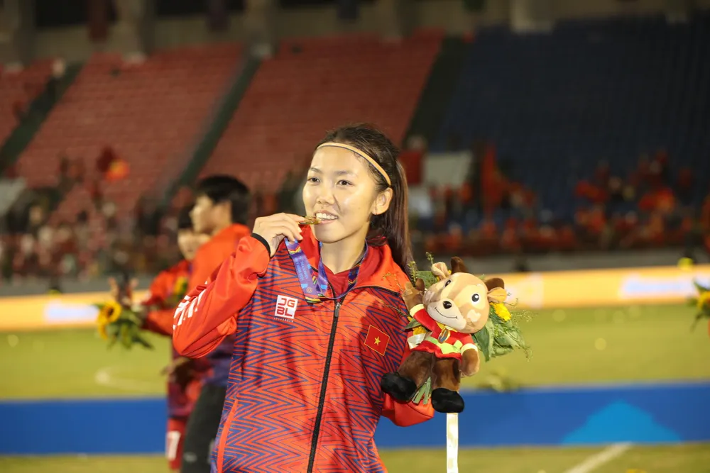 Người hùng đội trưởng Huỳnh Như.