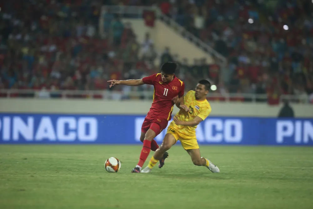 U-23 Việt Nam và U-23 Thái Lan tạo nên thế trận giằng co trong suốt hiệp 1. ẢNH: ANH PHƯƠNG