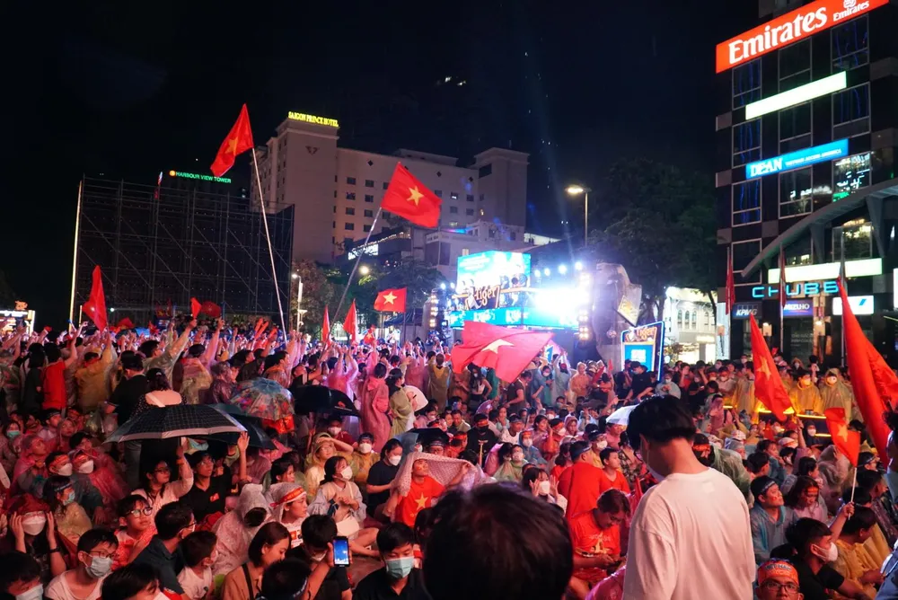 &quot;Đầu cầu&quot; ở TP.HCM, các CĐV ngồi nghẹt cứng phố đi bộ Nguyễn Huệ theo dõi U-23 Việt Nam đá chung kết SEA Games qua màn hình lớn. ẢNH: ANH THƠ