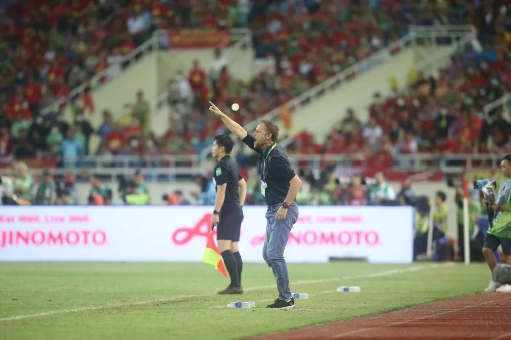 HLV Polking chỉ đạo các cầu thủ U-23 Thái Lan. ẢNH: ANH PHƯƠNG