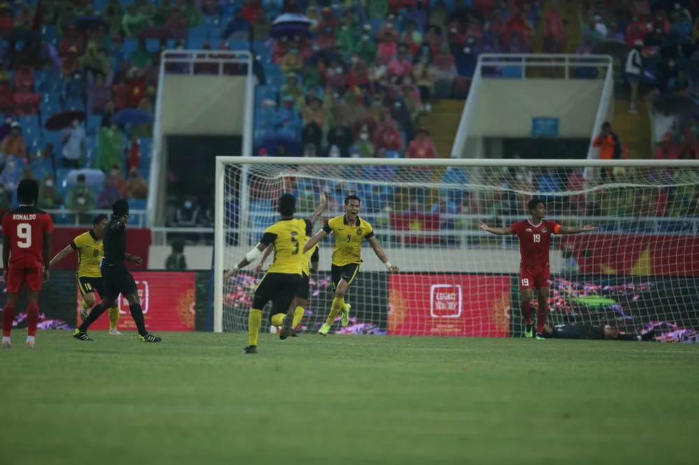 Trận tranh HCĐ giữa Malaysia và Indonesia. ẢNH: ANH PHƯƠNG