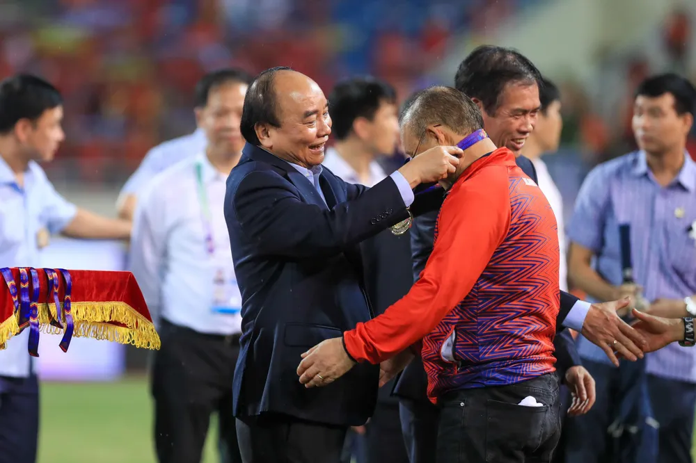 Chủ tịch nước Nguyễn Xuân Phúc đeo chiếc HCV cho HLV Park Hang-seo. ẢNH: ANH DUY Chủ tịch nước Nguyễn Xuân Phúc đeo chiếc HCV cho HLV Park Hang-seo. ẢNH: ANH DUY