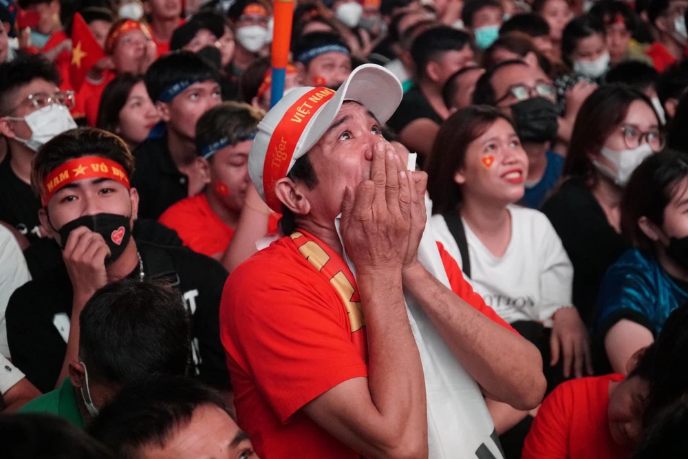 CĐV hồi hộp khi bóng tiến gần đến khung thành của U23 Việt Nam. Ảnh: BẢO PHƯƠNG