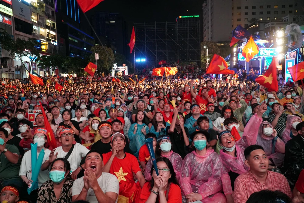 Hàng người CĐV chờ đợi một bàn thắng từ đội tuyển U-23 Việt Nam. Ảnh: BẢO PHƯƠNG