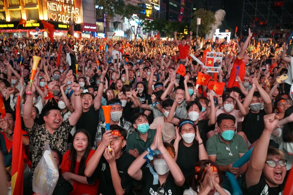 Bàn thắng của Nhâm Mạnh Dũng giúp U-23 Việt Nam giành chiếc HCV với tỉ số 1-0. Thời điểm Mạnh Hùng phá lưới U-23 Thái Lan và khi trọng tài thổi còi kết thúc trận đấu là khoảnh khắc tuyệt vời nhất, tất cả mọi người đều vỡ oà trong niềm vui sướng. Ảnh: BẢO PHƯƠNG